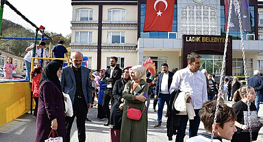 Ladik'teki törende Cumhuriyet Bayramı’na özel çelenk sunumu