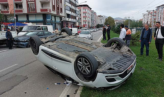 Samsun'da otomobile çarpıp takla attı