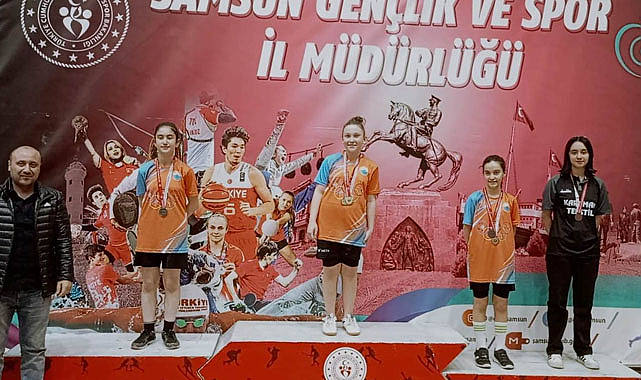 Samsun'da şampiyon raketler madalyalarını aldı