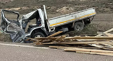 Feci kaza! Kamyonet devrildi: 1 ölü, 2 yaralı