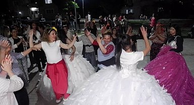Hıdırellezi gelinlik giyip kutladılar