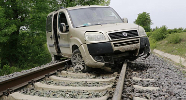 Samsun'da araç tren raylarına uçtu