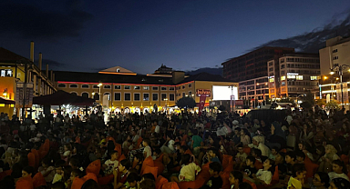 Bulvar AVM'de açık hava sinema günleri yoğun ilgi 