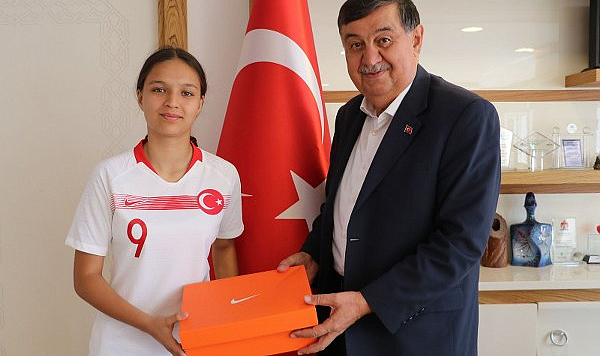 Samsunlu milli sporcuya krampon hediye edildi
