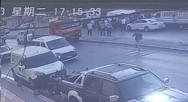 Minibüs, park halindeki otomobilin üzerine çıktı
