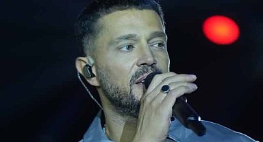 Murat Boz'a sahnede telefon ve çakmakla saldırı