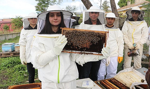 Samsun’a öğrenciler kendi arılarıyla bal üretiyor
