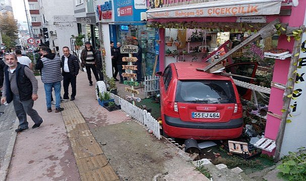 Samsun'un İlkadım ilçesinde çiçekçi dükkanına arabayla daldı