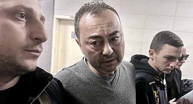 Ev hapsi kaldırılan Serdar Ortaç soluğu sahnede aldı