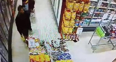Market çalışanının dalgınlığından yararlandı çaldığı içkilerle kasadan çıktı