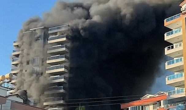 Antalya'da otel inşaatında yangın! İşçiler mahsur kaldı