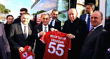 İhsan Kurnaz, Cumhurbaşkanı Erdoğan'a Samsunspor forması hediye etti