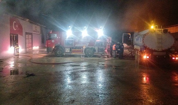 Samsun Kavak'ta koltuk imalathanesinde yangın korkuttu