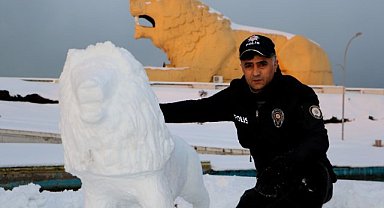 Samsun’da polis memuru ‘kar’ı sanata dönüştürüyor