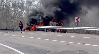 Devrilen tır alev alev yandı