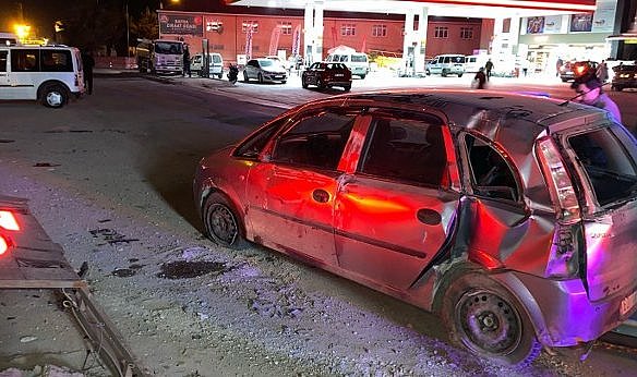Samsun Bafra'da tabelaya çarpan araç devrildi! 2 kişi yaralandı