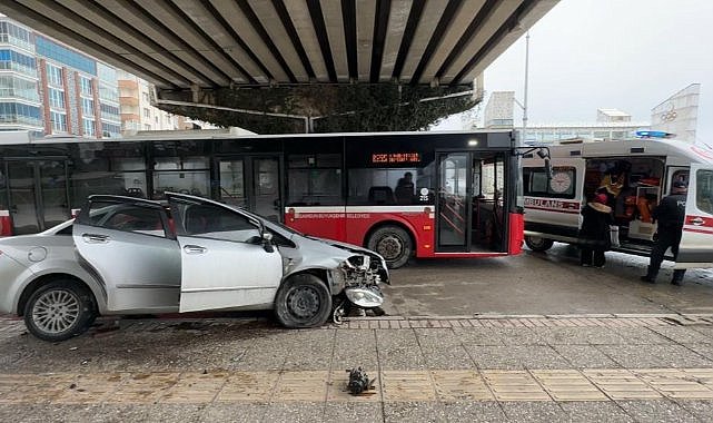 Samsun'da otobüse çarpmamak için manevra yaptı! Refüje çıktı