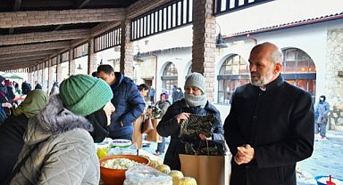 Samsun Ladik Belediye Başkanı Topal pazarcı kadınların 8 Mart Dünya Kadınlar Günü'nü kutladı