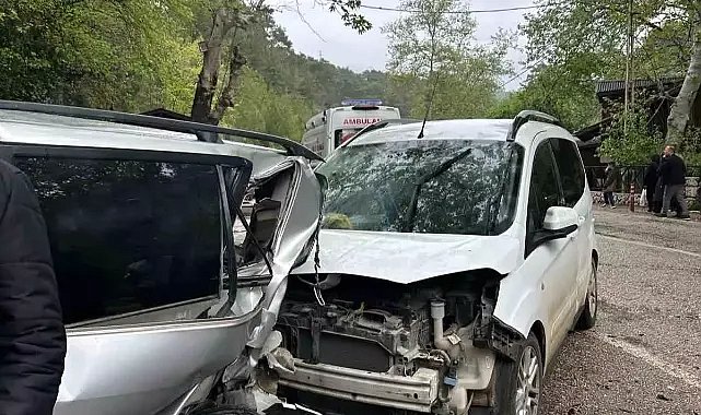 5 kişilik ailenin cenazesinden dönen adam kaza yaptı! 8 kişi yaralandı