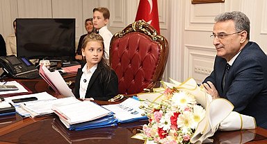 Başkan İhsan Kurnaz koltuğunu çocuklara devretti