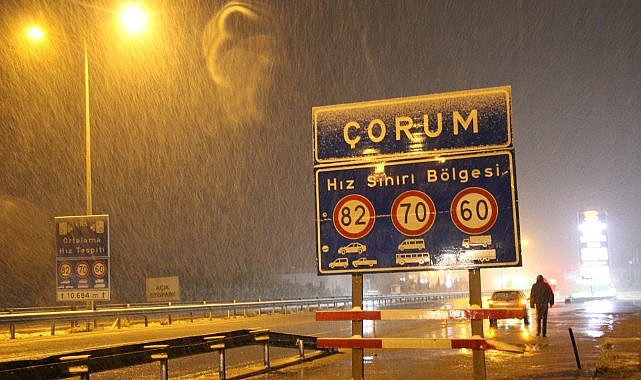 Çorum'da nisan ayında kar yağdı! Yolda küreme çalışması başlatıldı