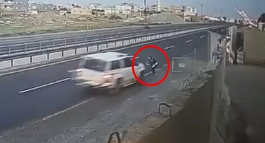 ‘Dur’ ihtarına uymayan şahıs polise çarpıp kaçtı