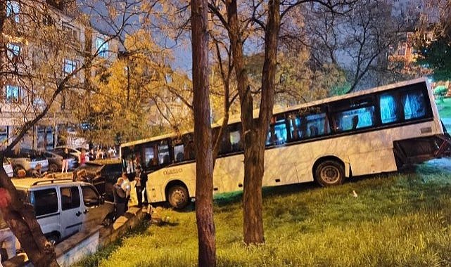 Freni boşalan otobüs parka daldı