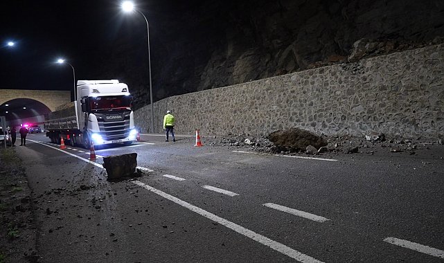 Heyelanda dev kayalar yola savruldu