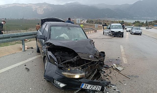 İki araç kafa kafaya çarpıştı! 3'ü ağır 8 kişi yaralandı