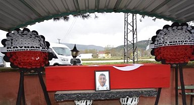 Kalp krizi nedeniyle hayatını kaybeden polis memuru Sinan Şen son yolculuğuna uğurlandı