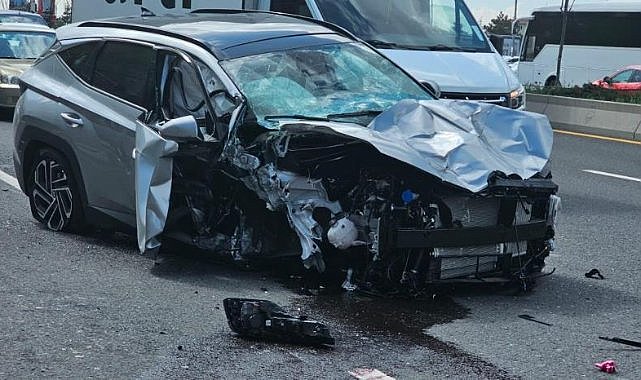 Ankara’da kontrolden çıkan otomobil otobüs durağına daldı!