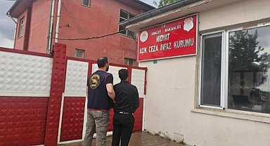 Cezaevi firarisi olarak aranıyordu! Düğünde saz çalarken yakalandı