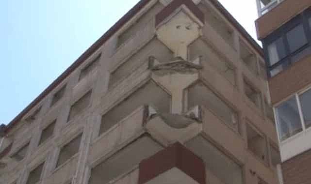 İstanbul'da hissedilen depremde yıkım aşamasında olan bir binanın balkonu çöktü! 1 yaralı