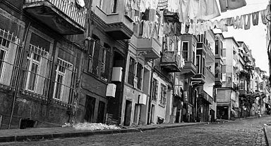 Küfür edip etrafa zarar veren şahıs mahalleliden tekme tokat dayak yedi
