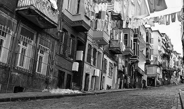 Küfür edip etrafa zarar veren şahıs mahalleliden tekme tokat dayak yedi