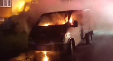 Samsun Canik'te kamyonet yanarak küle döndü