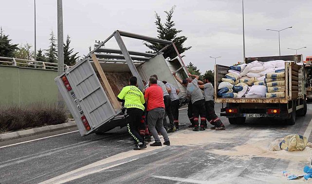 Un yüklü kamyonet devrildi: 2 yaralı