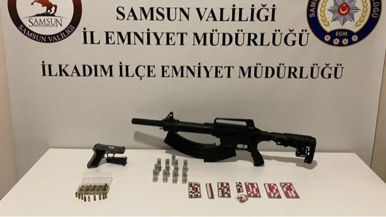 İlkadım’da Ruhsatsız Silah ve Uyuşturucu Hap Ele Geçirildi
