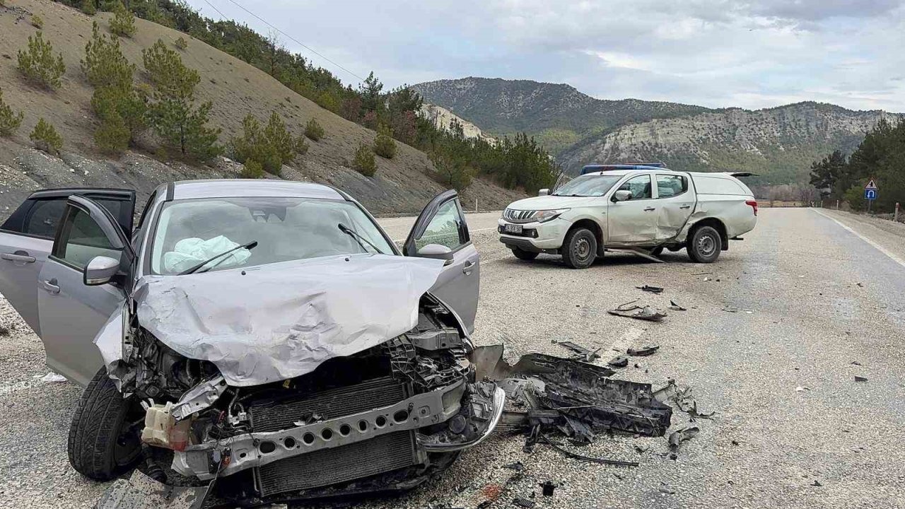 Pikap ile otomobil çarpıştı: Eski belediye başkanı yaralandı