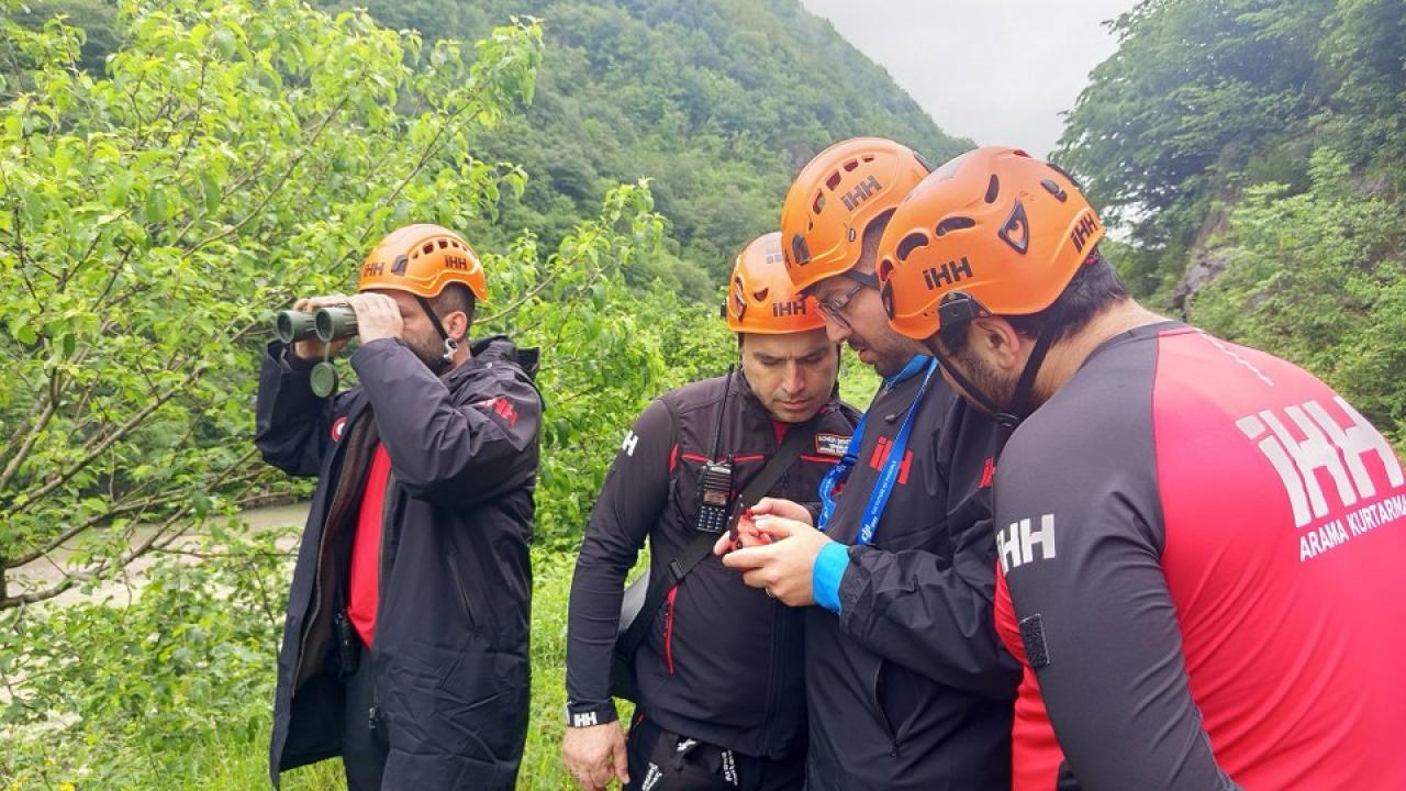 Yeğeni ile birlikte akıntıya kapılan amcayı Samsun'dan gelen ekipler arıyor