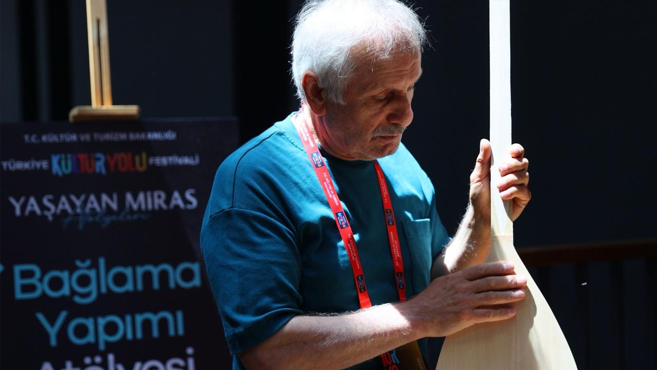 Samsun’da emekli öğretmen Aydın Kaya bağlama yapımını geleceğe taşıyor