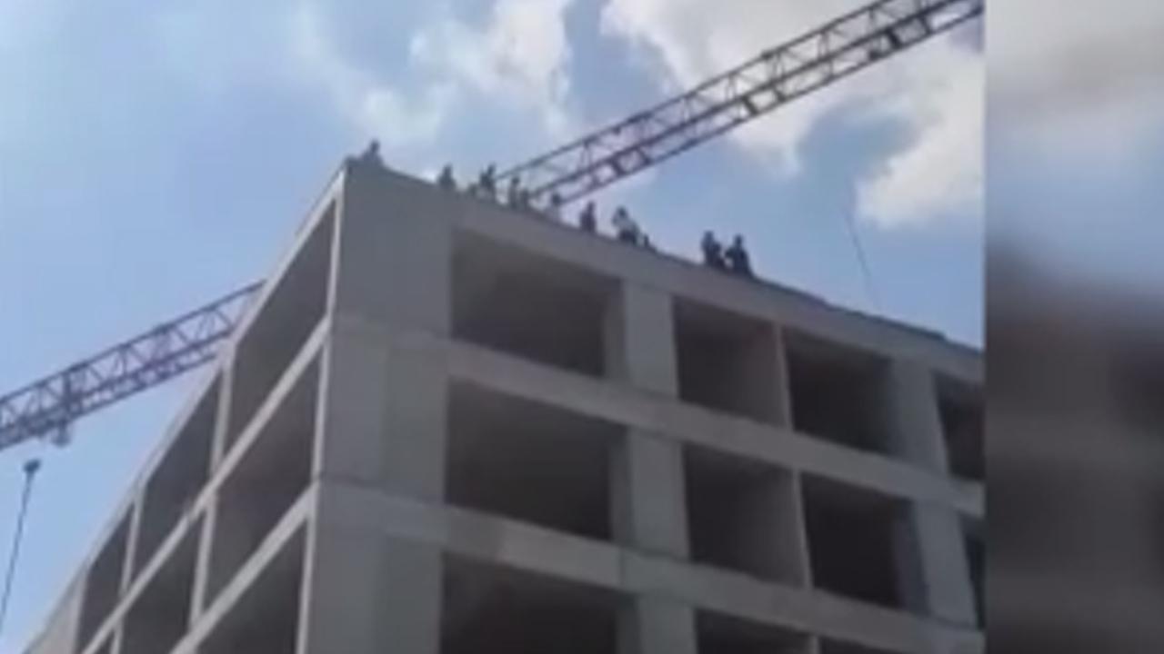3 aydır maaş alamayan işçiler inşaatın tepesine çıktılar