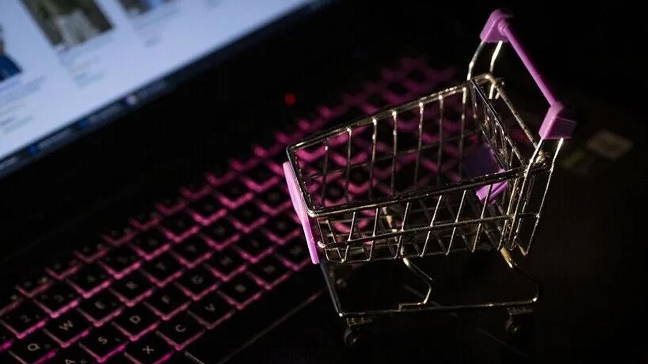 AB, düşük değerli e-ticaret gönderilerine 3 avro gümrük vergisini öne çekti