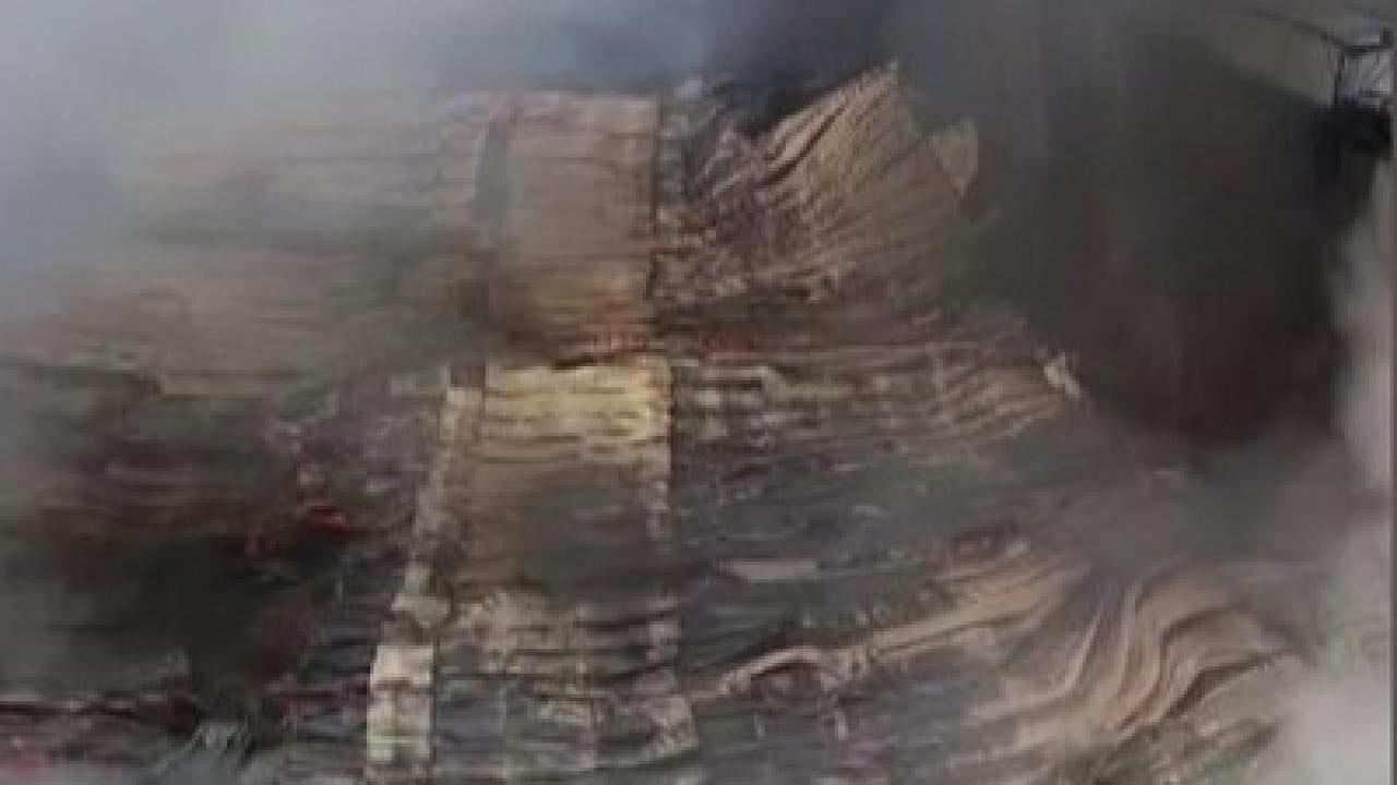 Adana'da korkutan yangın! Narenciye paketleme tesisi alev aldı