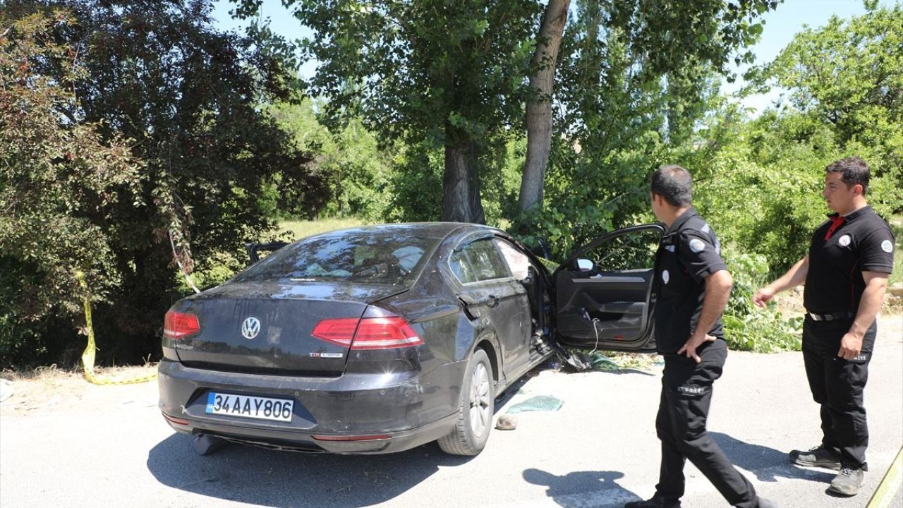 Ağaca çarpan otomobildeki 2 kişi öldü! 4 kişi ağır yaralandı