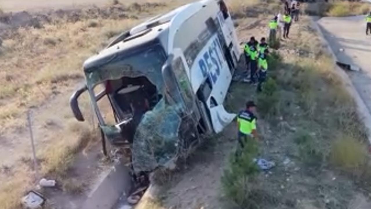 Aksaray'da yolcu otobüsü devrildi! 44 yaralı