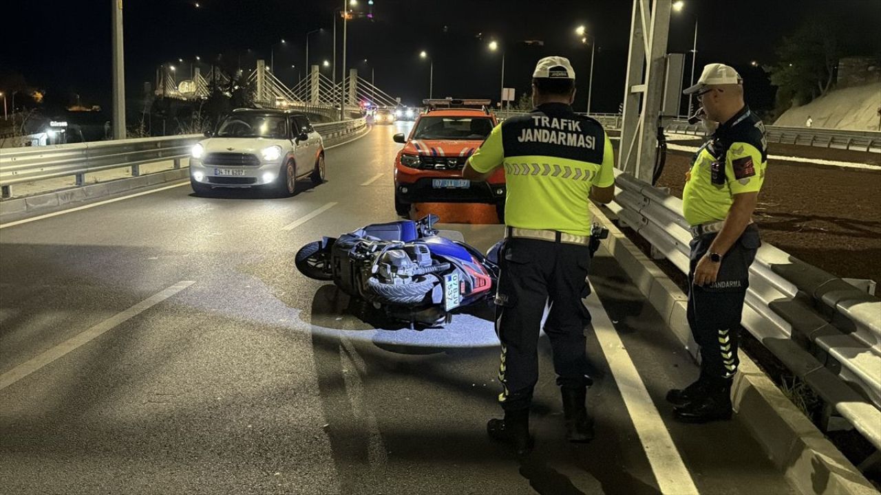 Antalya'da devrilen motosikletin sürücüsü öldü