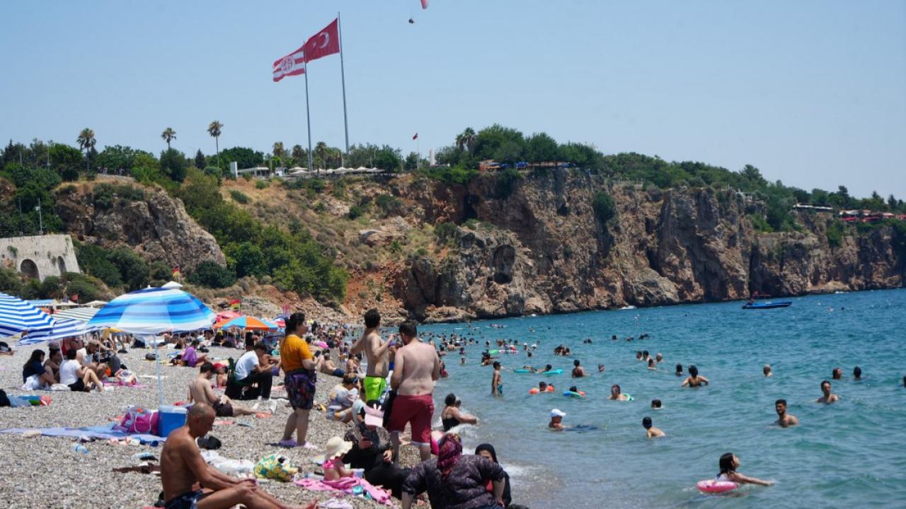 Antalya'da sahiller doldu