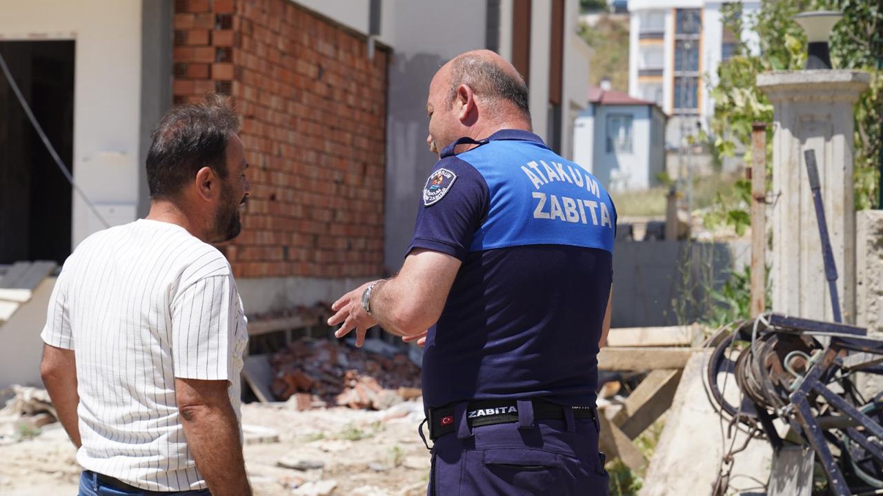 Atakum Zabıtası kurallara uymayan inşaat firmalarına göz açtırmıyor