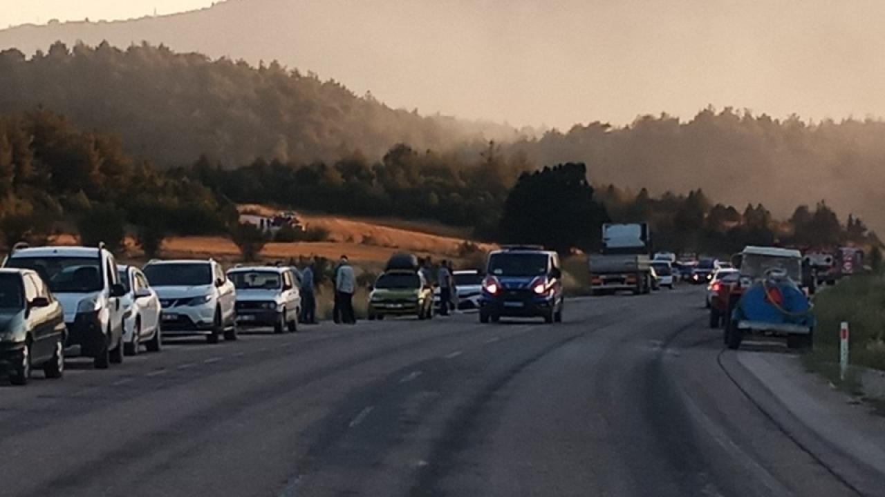 Bilecik'te orman yangını! Vezirhan-Gölpazarı karayolu orman yangını nedeniyle trafiğe kapatıldı